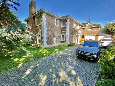 Espectacular Casa de Estilo Francés en Venta Con Jardín - Acassuso