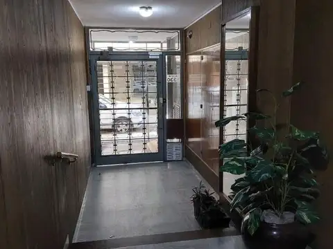 Alem 1300, departamento 1 dormitorio, contra frente.
