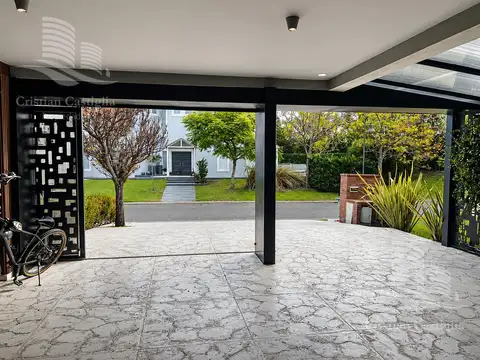Casa en Venta con 3 cocheras
