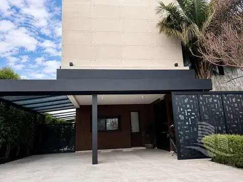 Casa 8 ambientes con 4 baños