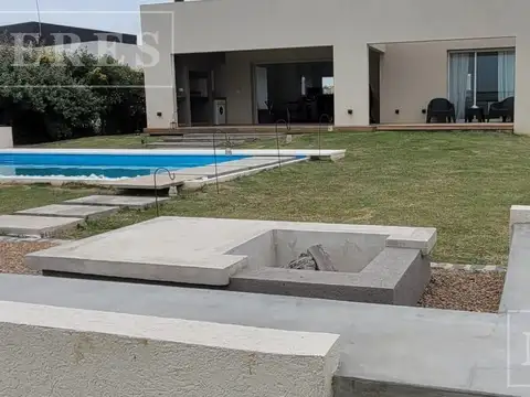 Casa en venta sobre lote interno en  San Sebastian area 13