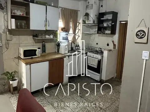 Casa multifamiliar con cochera pasante y local en venta en Billinghurst OPORTINUDAD!