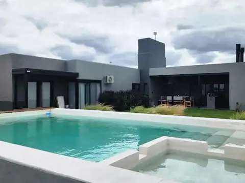 Importante casa de dos habitaciones, gran terreno, pileta, e