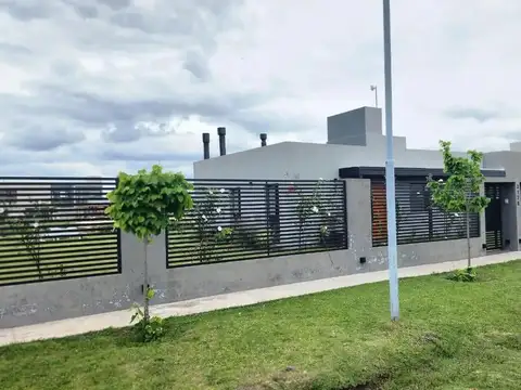 Importante casa de dos habitaciones, gran terreno, pileta, e