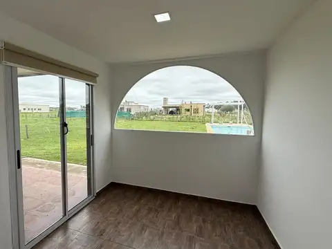 Casa en Alquiler con 2 cocheras
