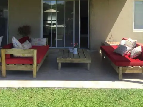 Casa en Alquiler con 4 cocheras