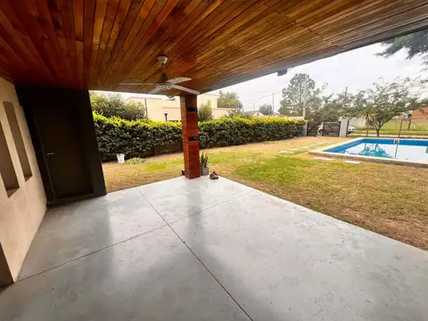 Casa con piscina frente a plaza