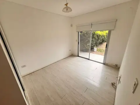 Casa con piscina frente a plaza