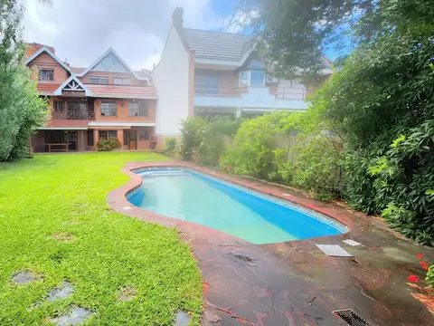 Casa en Alquiler con 4 cocheras