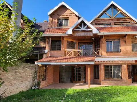 Casa en alquiler en Acassuso. 6 ambientes con piscina y quincho