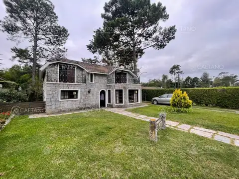 Casa 5 ambientes con 2 baños