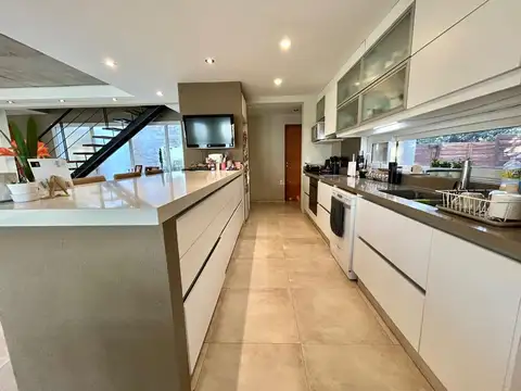 Casa 5 ambientes con 2 baños