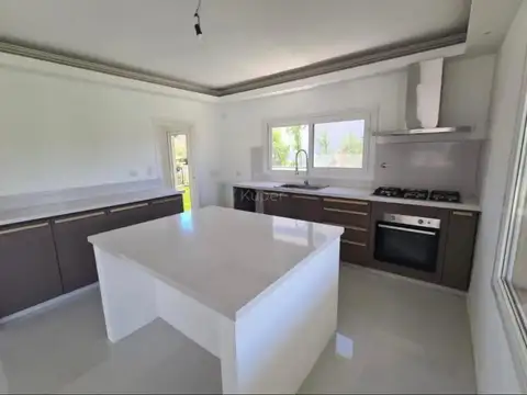 Casa en Alquiler con 1 cochera