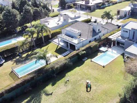 Casa en venta 5 ambientes en dos plantas Lote 1150mts2 , Barrio Privado Brickland, Canning