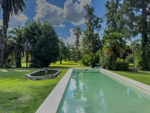 Casa en Venta con 4 cocheras