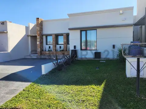 Residencia de diseño moderno con quincho, patio y cochera doble en barrio exclusivo