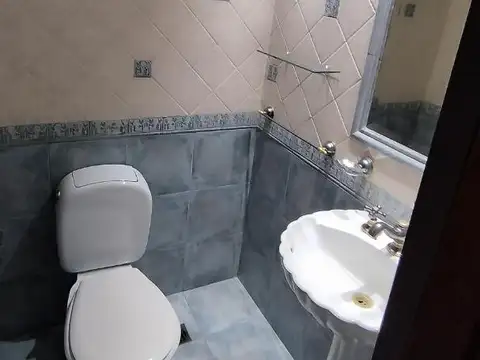 Edificio ideal p/empresa con locales a la calle y cocheras