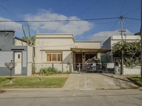 Casa en venta - 2 Dormitorios 1 Baño - Cochera - 110mts2 - Villa Elisa, La Plata