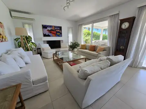 Casa 7 ambientes con 4 baños