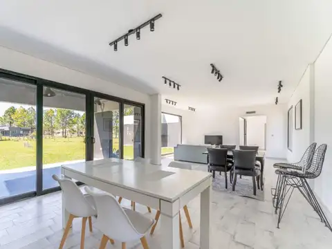 Casa en Venta con 4 cocheras