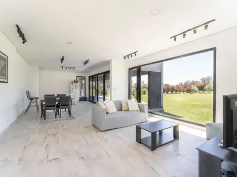 CASA 4 AMB CON PARQUE - BARRIO PRIVADO LA ELINA