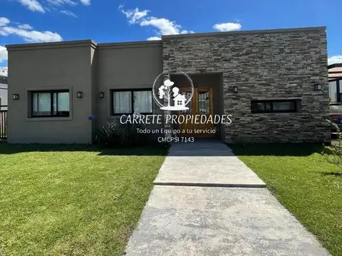 OPORTUNIDAD. Casa en venta de 4 ambientes y pileta. Barrio Santa Lucia. Pilar