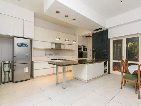 Casa en Venta con 4 cocheras