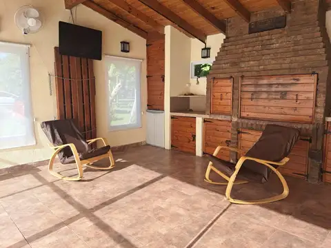 Casa 4 ambientes con 2 baños