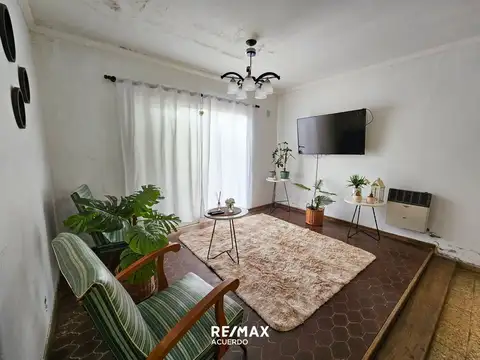 VENTA CASA TRES DORMITORIOS Y PATIO EN GRAL ROJO