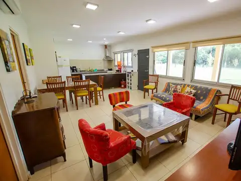 Casa 4 ambientes con 2 baños