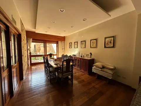 Casa de 5 dormitorios con quincho y pileta 