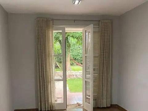 ¡Oportunidad única! Casa de una sola planta en el corazón del Barrio Sanidad.