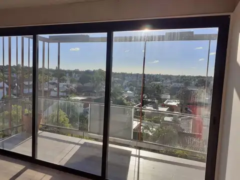 Venta semipiso 3 ambientes, con cochera y terraza, en Castelar Norte