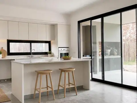 Casa en Venta con 4 cocheras