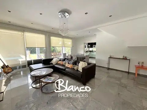 Casa 5 ambientes con 4 baños