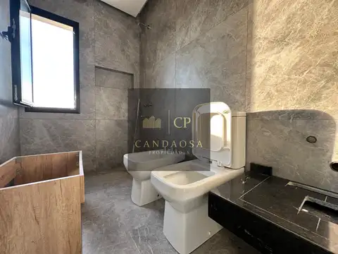 Casa en Venta con 3 cocheras