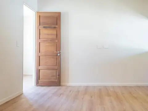Casa 3 dormitorios con terraza, pileta y cochera en Lourdes