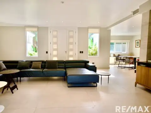 Casa en Venta con 2 cocheras