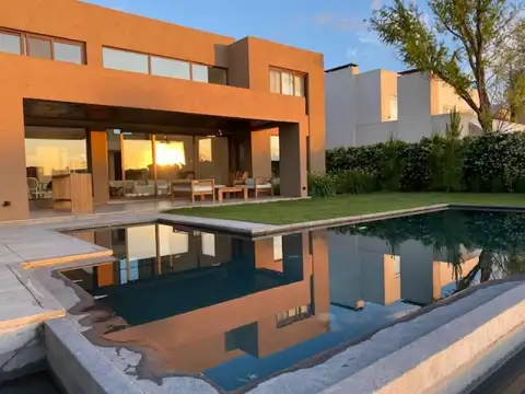 Casa 5 ambientes con 4 baños