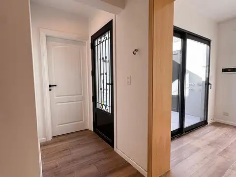 Venta PH 2 ambientes reciclado con patio propio en Chauvin, Mar del Plata