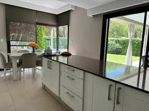 Casa 8 ambientes con 3 baños