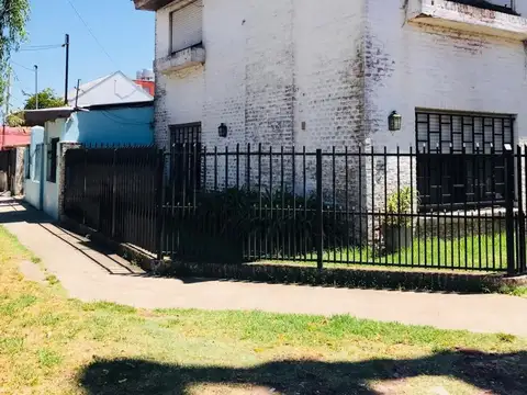 Casa en 2 plantas. excelente ubicación y entorno