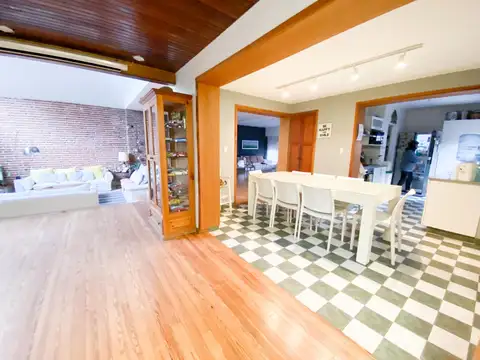 Casa en Venta con 2 cocheras