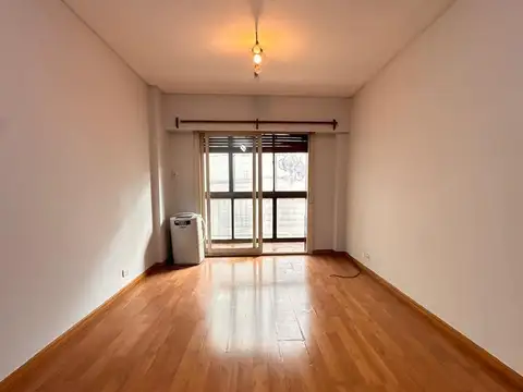 VENTA AMPLIO DPTO 3 AMB C/PATIO Y BALCON APTO CRED