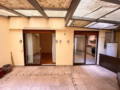 VENTA AMPLIO DPTO 3 AMB C/PATIO Y BALCON APTO CRED