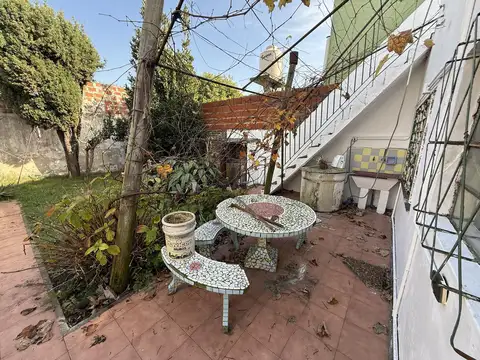 Casa 3 ambientes con patio y cochera en Wilde