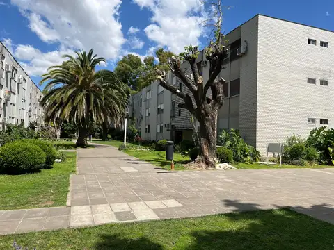 Parque Norte: Depto 3 Ambientes Pintado. Cochera en Complejo con Jardín y Vigilancia. Muy luminoso