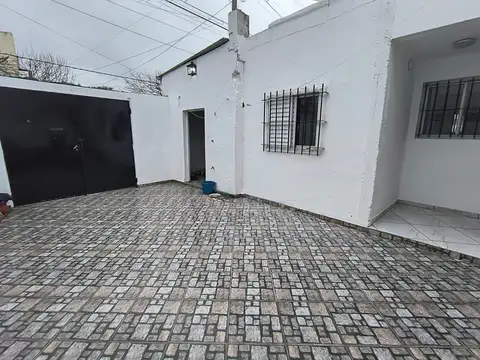 PH 4 AMBIENTES ALQUILER EN MORON  COCHERA PATIO