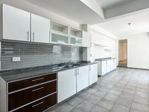 Casa en Alquiler con 2 cocheras