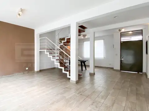 Casa en Alquiler con 2 cocheras